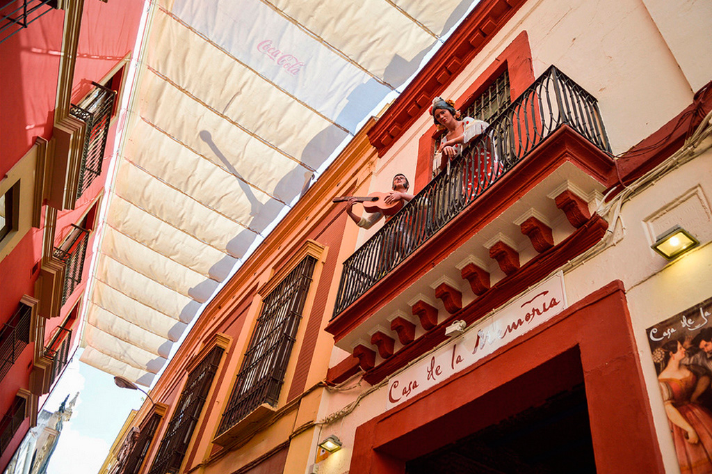 Photos Espagne, balcon avec manequins qui jouent du flamenco