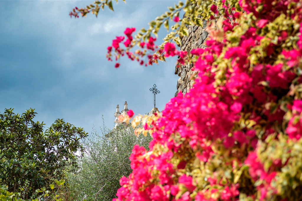 Photos Espagne, croix au loin entre les bouguinvilliers