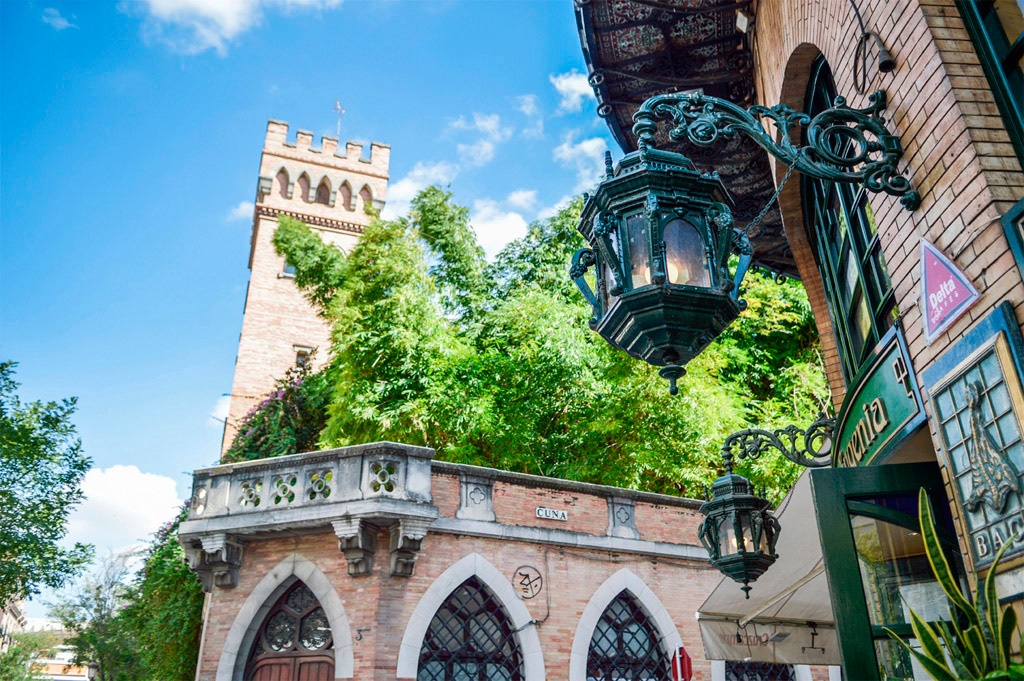 Photos Espagne, lampadaire au coin d'un immeuble