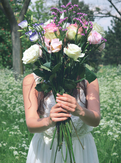 Séance portrait Hélène, bouquet de fleurs qui cache le visage d'Hélène