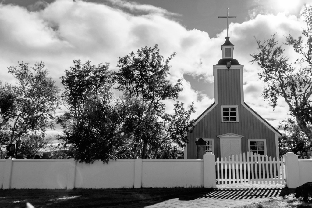 Photos Islande, église typique en bois, photo noir et blanc