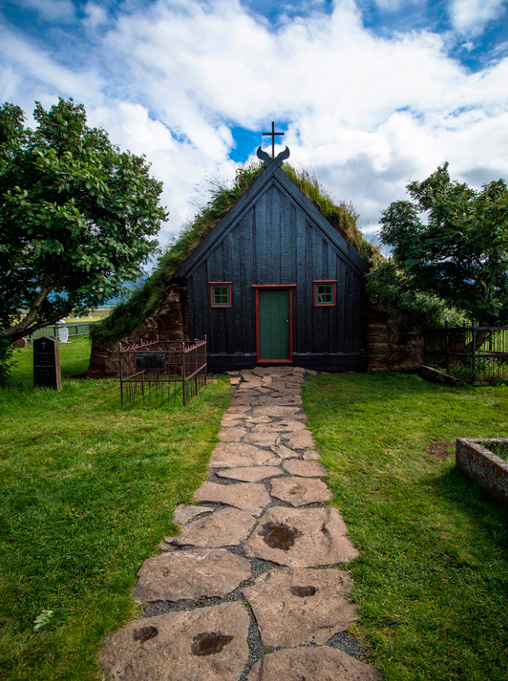 Photos Islande, église typique en bois peinte en noir avec toit en chaume herbeuse