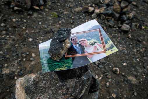Photos Islande, photo de mariés coincée avec une pierre