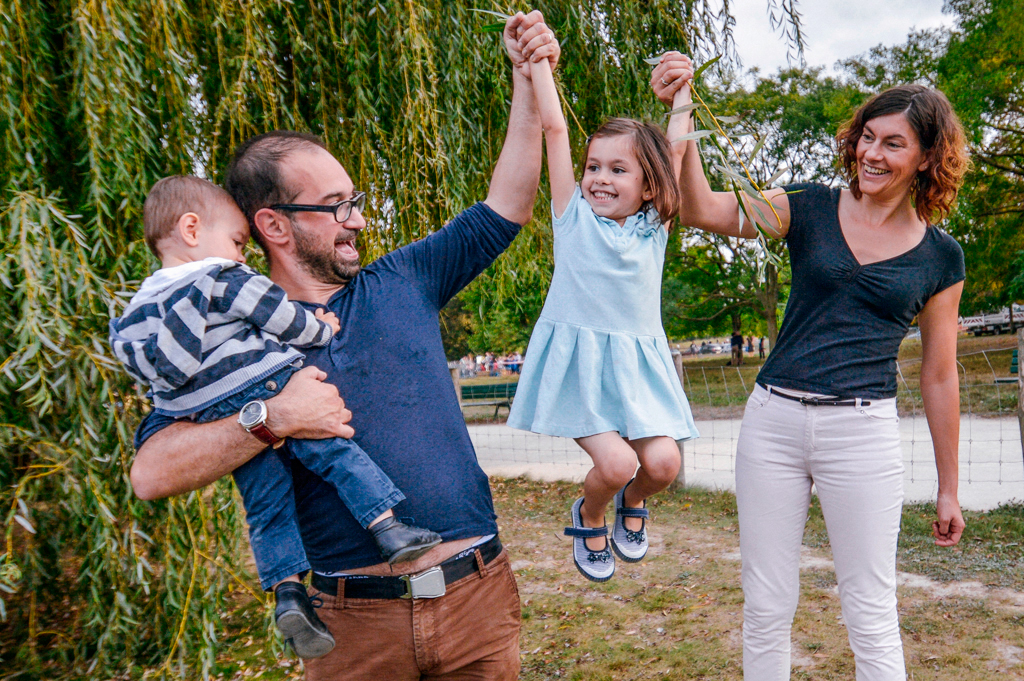 Séance barques à Vincennes, photo de la famille qui soulève Anaïs