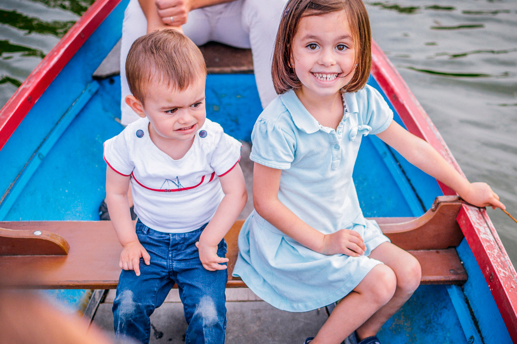 Séance barques à Vincennes, photo des enfants dans la barque