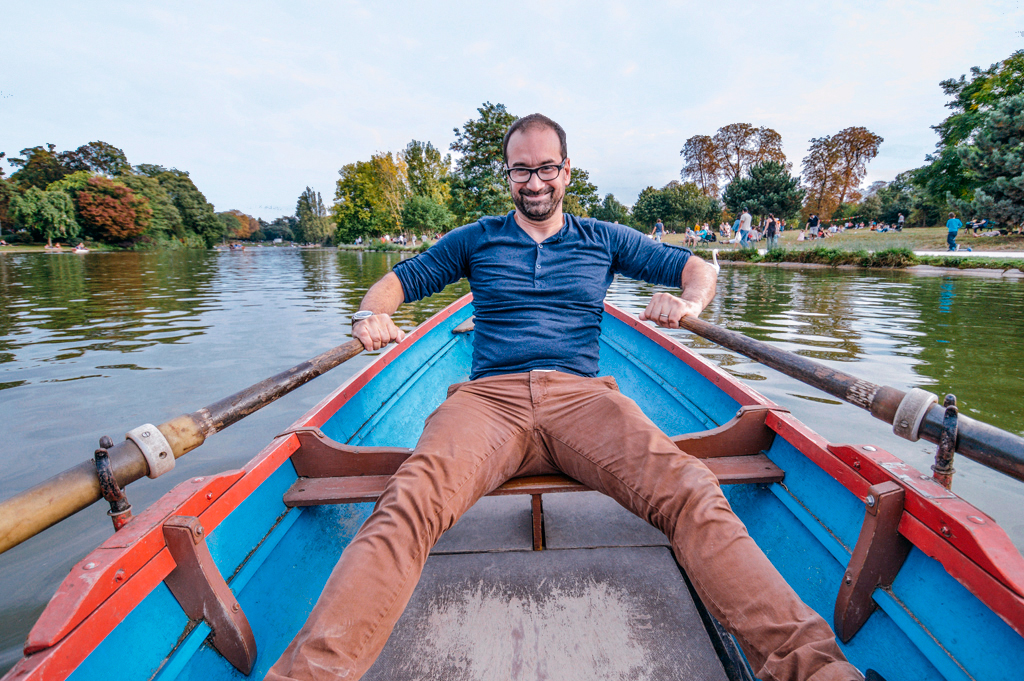 Séance barques à Vincennes, photo de Max en train de ramer