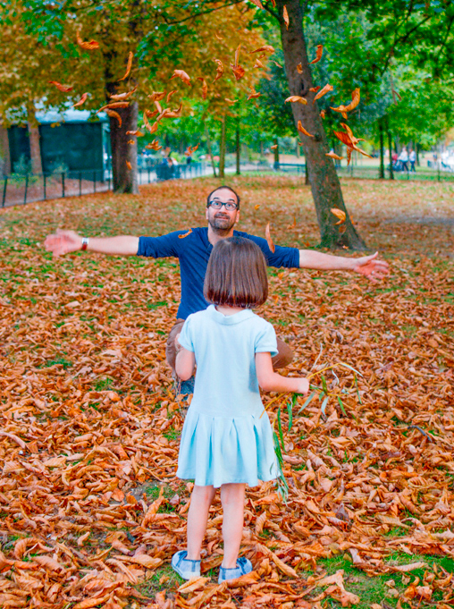 Séance barques à Vincennes, photo de Max avec Anaïs qui lance les feuilles mortes en l'air