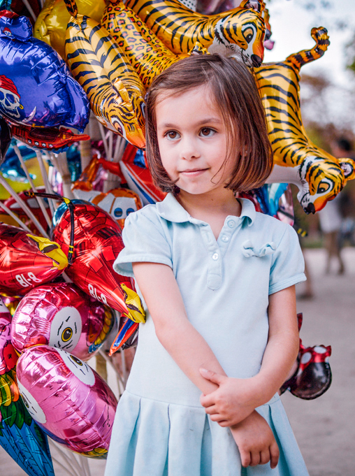 Séance barques à Vincennes, photo d'Anaïs qui pose devant les ballons