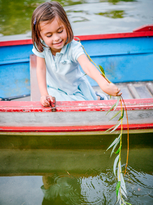 Séance barques à Vincennes, photo d'Anaïs en train de pêcher des algues