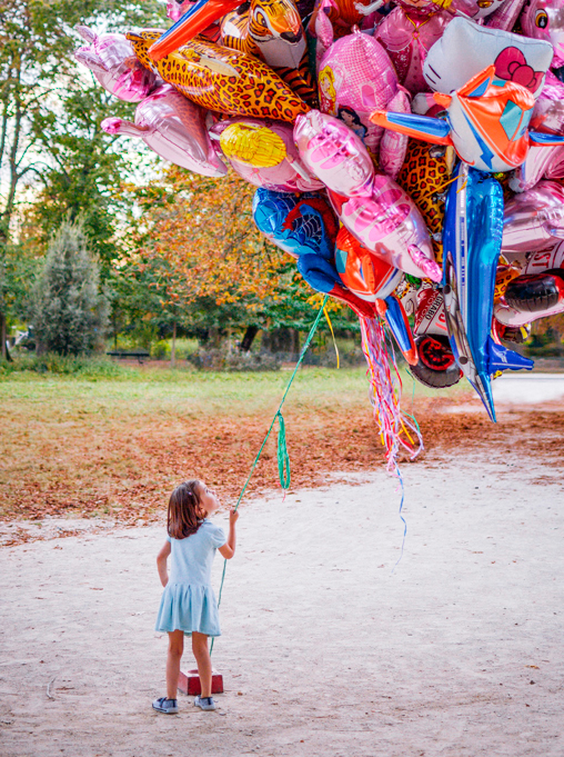 Séance barques à Vincennes, photo d'Anaïs avec des ballons