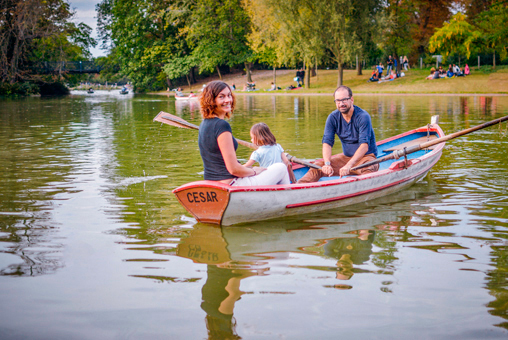 Séance barques à Vincennes, photo de la famille dans la barque