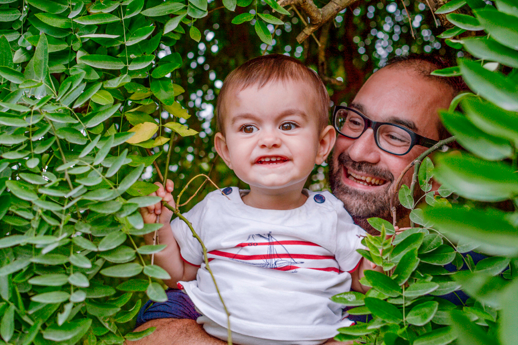 Séance barques à Vincennes, photo de Max avec Armand derrière les branches du saule