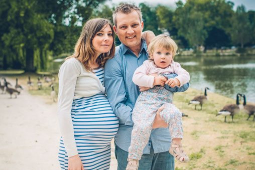 Séance Laetitia, Stéphane et Maëla, photo extérieur Bois de Vincennes, île de Reuilly et Île de Bercy, maman enceinte, papa et Maëla