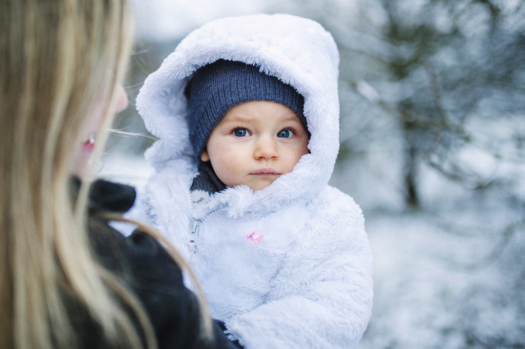 Séance famille Naomie, photo d'Elodie avec Naomie dans la neige