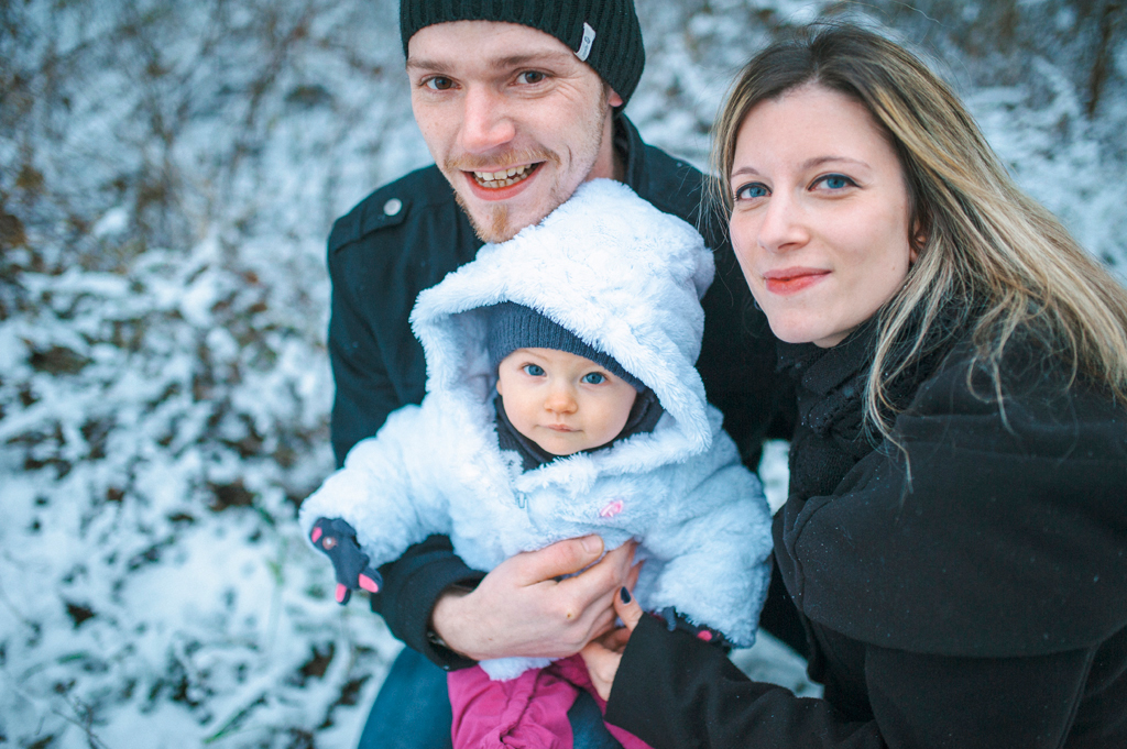 Séance famille Naomie, photo d'Elodie et Nico avec Naomie dans la neige