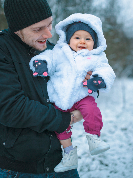 Séance famille Naomie, photo de Nico avec Naomie dans la neige