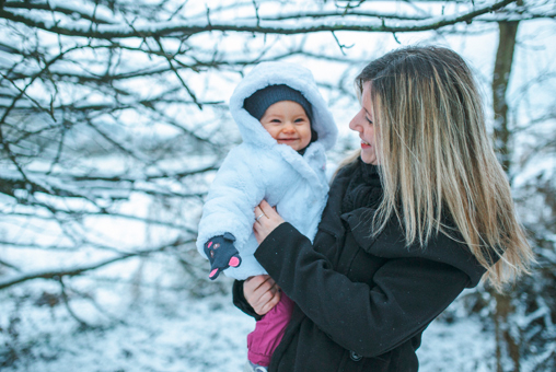 Séance famille Naomie, photo d'Elodie avec Naomie dans la neige