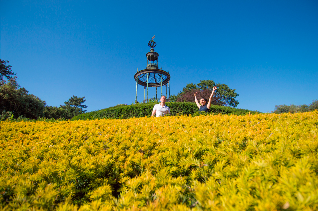 Séance Noéline et Florent, photo extérieure Jardin des plantes kiosque et buissons jaunes