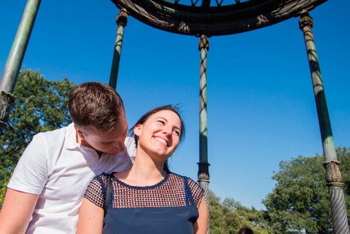 Séance Noéline et Florent, photo extérieure Jardin des plantes kiosque ciel bleu
