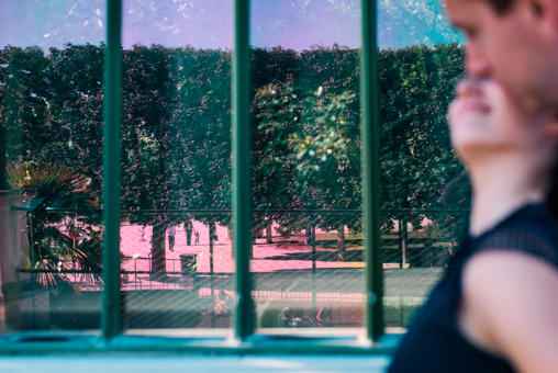 Séance Noéline et Florent, photo extérieure Jardin des plantes verrière reflet dans la vitre