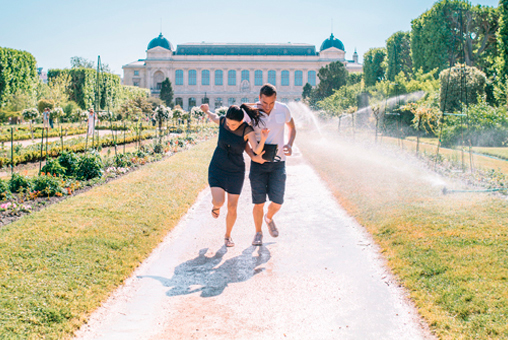 Séance Noéline et Florent, photo extérieure Jardin des plantes fleurs de pavot