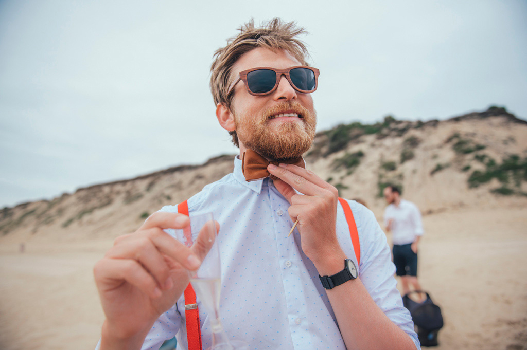 Mariage Ombeline et Albin, photo extérieure plage Albin en train de remettre son noeud pap