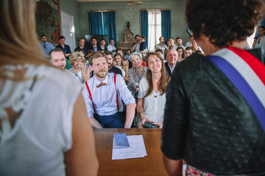 Mariage Ombeline et Albin, photo intérieure Capbreton dans la mairie, les mariés face à l'adjointe au maire