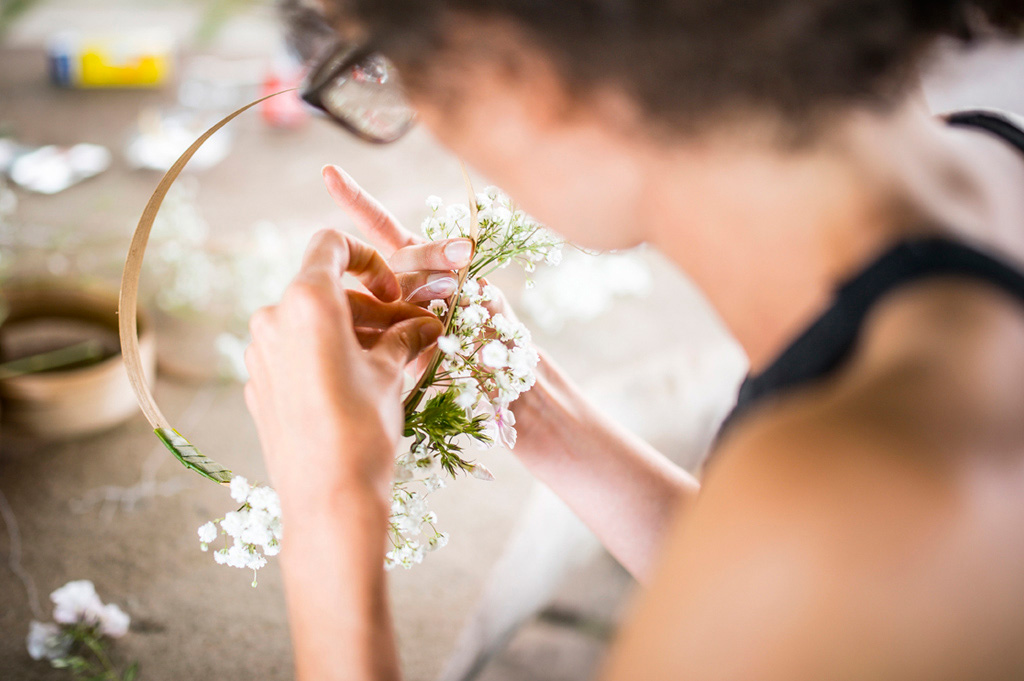 Mariage Ombeline et Albin, photo extérieure préparation une demoiselle d'honneur fait sa couronne de fleurs