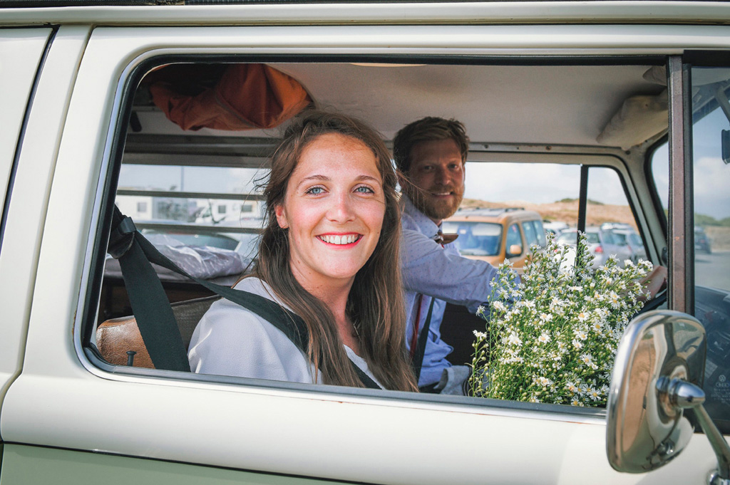 Mariage Ombeline et Albin, photo extérieure Capbreton les deux mariés dans le van