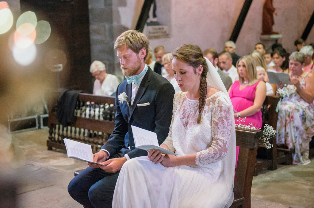 Mariage Ombeline et Albin, photo intérieure les mariés chantent à l'église