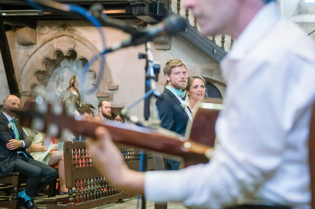 Mariage Ombeline et Albin, photo intérieure le guitariste joue à l'église