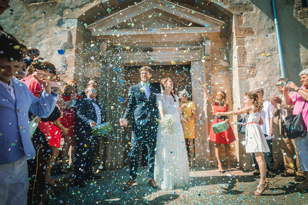 Mariage Ombeline et Albin, photo extérieure les mariés sortent de l'église sous les confettis