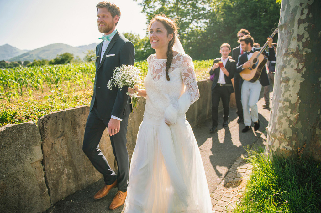 Mariage Ombeline et Albin, photo extérieure les mariés marchent et forment une procession avec les invités