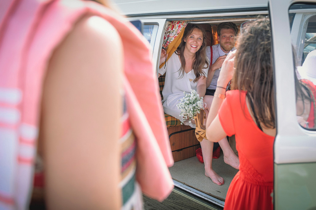 Mariage Ombeline et Albin, photo extérieure Capbreton les deux mariés photographiés par les invités quand ils sortent du van