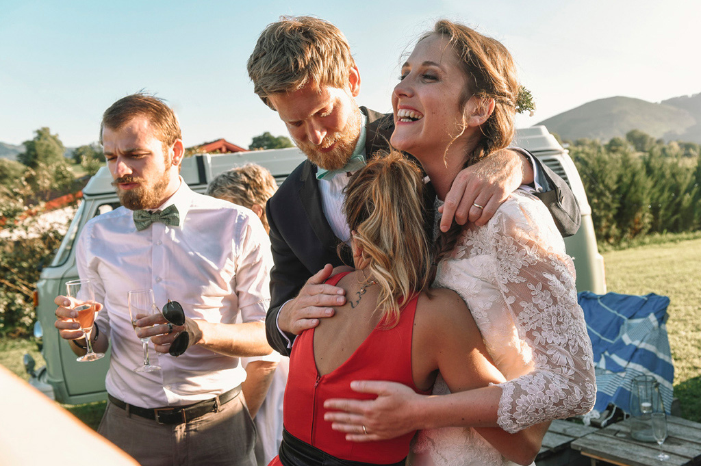 Mariage Ombeline et Albin, photo extérieure les mariés enlacent les invités