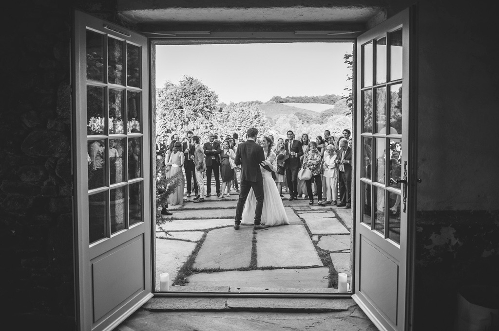 Mariage Ombeline et Albin, photo extérieure les mariés dansent au milieu des invités