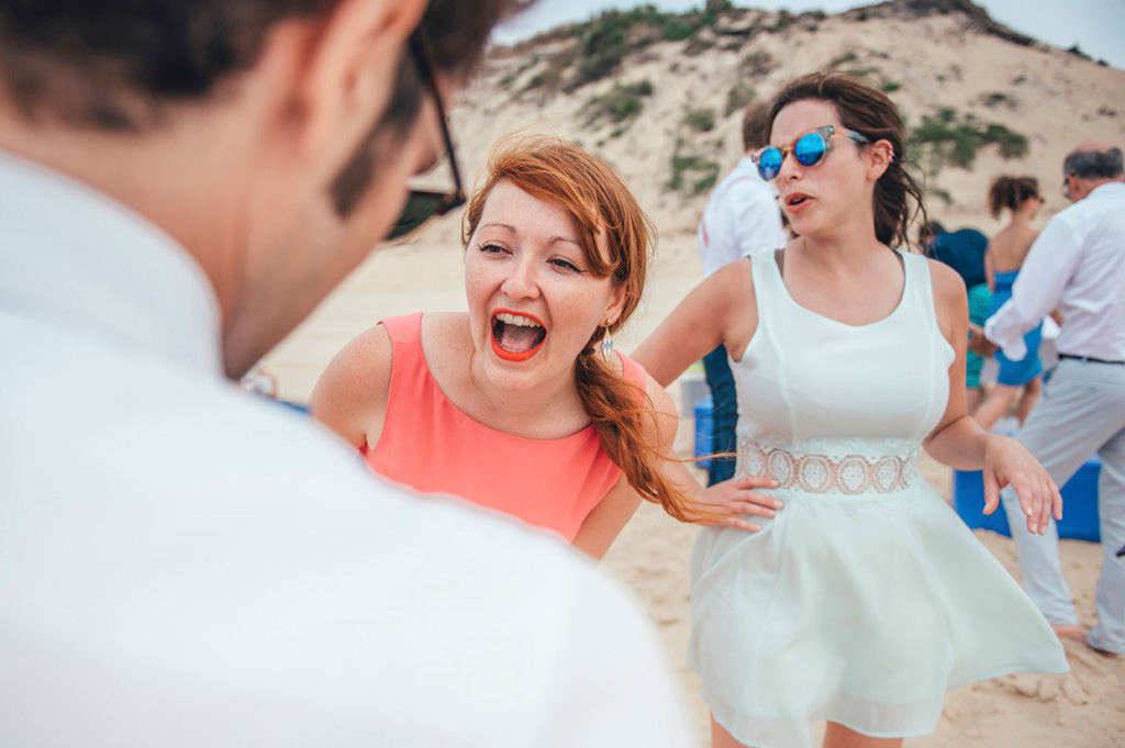 Mariage Ombeline et Albin, photo extérieure invitée qui rit à la plage