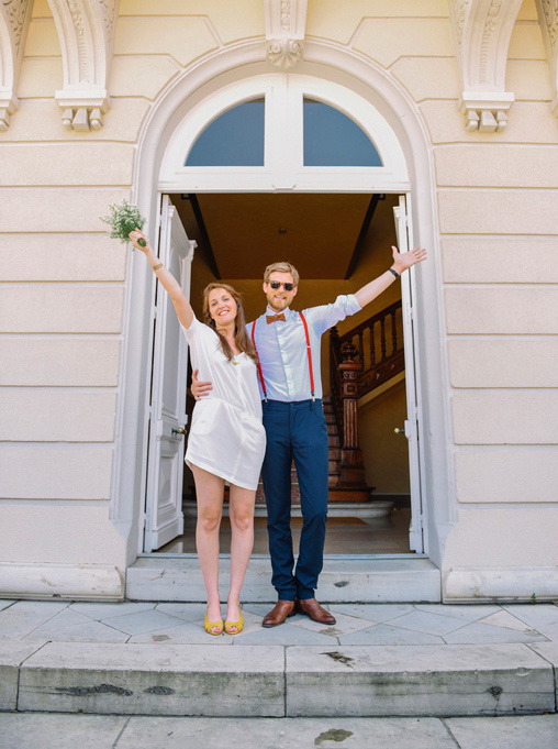 Mariage Ombeline et Albin, photo extérieure Capbreton les mariés sortent de la mairie
