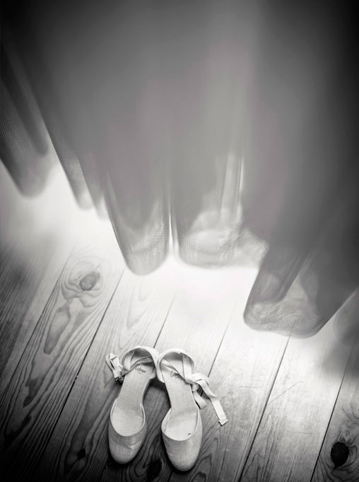 Mariage Ombeline et Albin, photo intérieure préparation Ombeline robe et chaussures