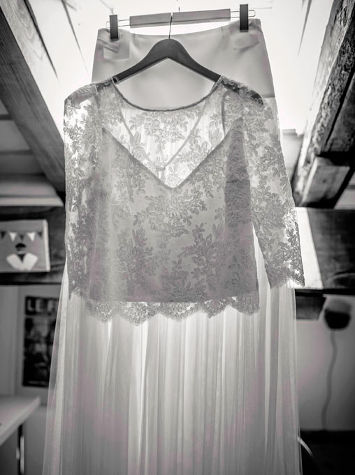 Mariage Ombeline et Albin, photo intérieure préparation Ombeline robe sur cintre