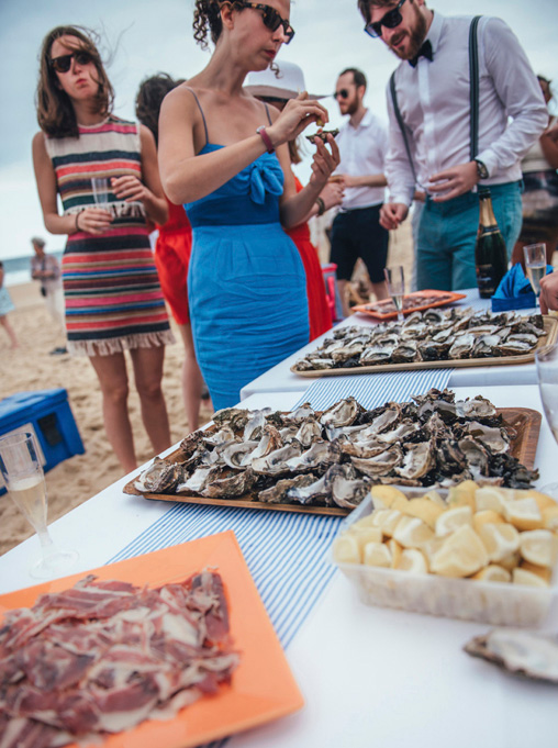 Mariage Ombeline et Albin, photo extérieure plage invités en train de manger des huitres