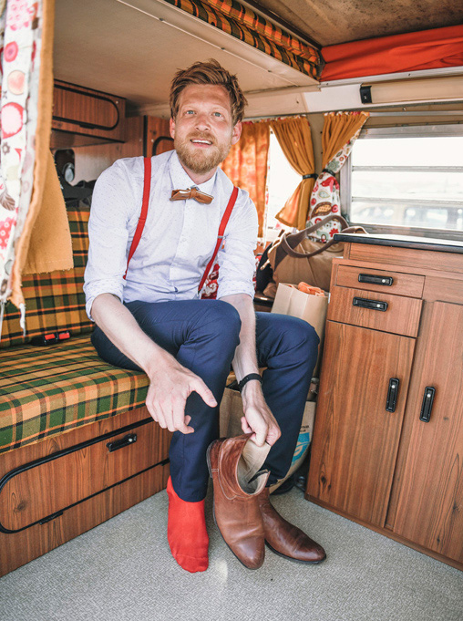 Mariage Ombeline et Albin, photo extérieure Capbreton Albin en train d'enlever ses chaussures pour aller à la plage