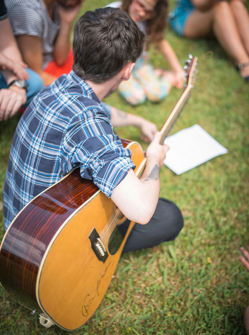 Mariage Ombeline et Albin, photo extérieure préparation un invité guitariste répète son morceau