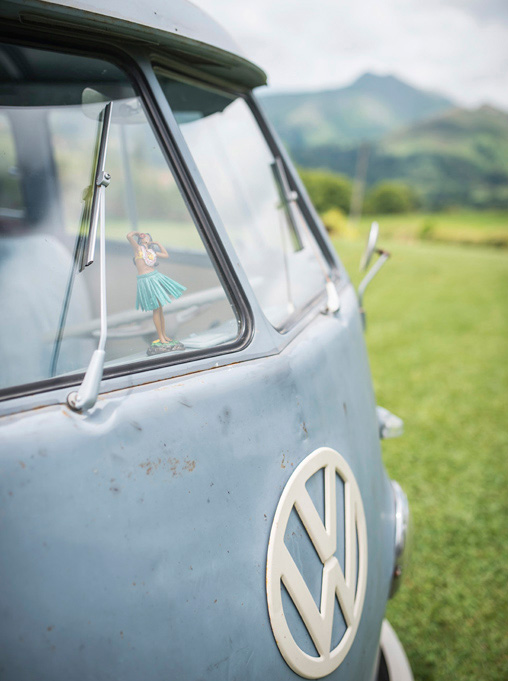 Mariage Ombeline et Albin, photo extérieure préparation le van avec les montagnes derrière