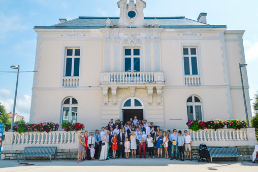 Mariage Ombeline et Albin, photo extérieure de groupe devant la mairie