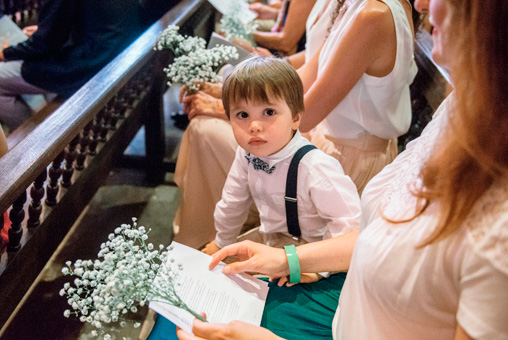 Mariage Ombeline et Albin, photo intérieure enfant sur un banc à l'église