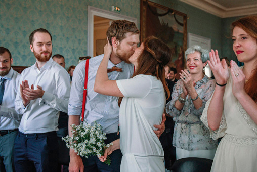 Mariage Ombeline et Albin, photo intérieure Capbreton, les mariés s'embrassent