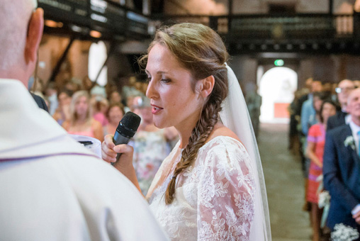 Mariage Ombeline et Albin, photo intérieure la mariée parle dans le micro à l'église
