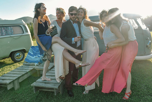 Mariage Ombeline et Albin, photo extérieure les invités posent devant les vans et font les fous