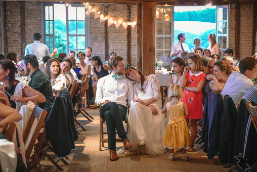 Mariage Ombeline et Albin, photo intérieure les mariés assis sur des chaises sourient